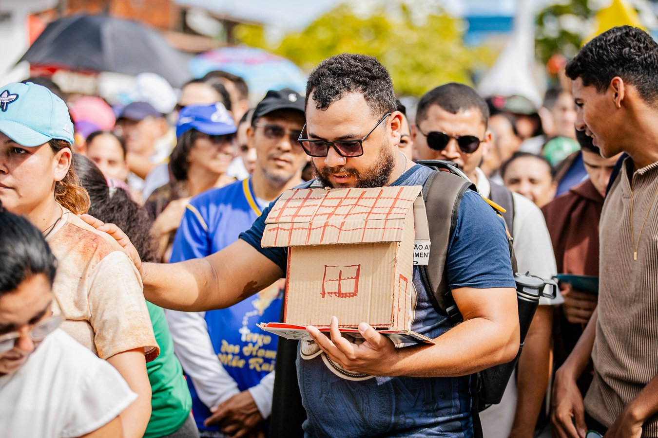 Devoto agradecendo por graça alcançada